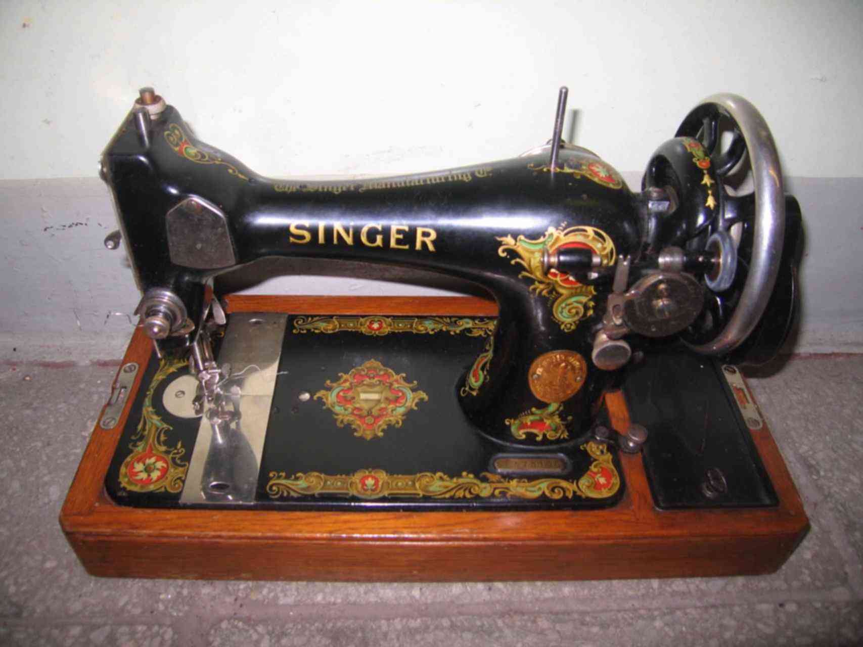 Купить старинную машинку. Ручная швейная машинка (Zinger super 2001). Швейная машинка Singer Зингер. Швейная машинка Зингер ССР. Швейная машина super Zinger 2001.