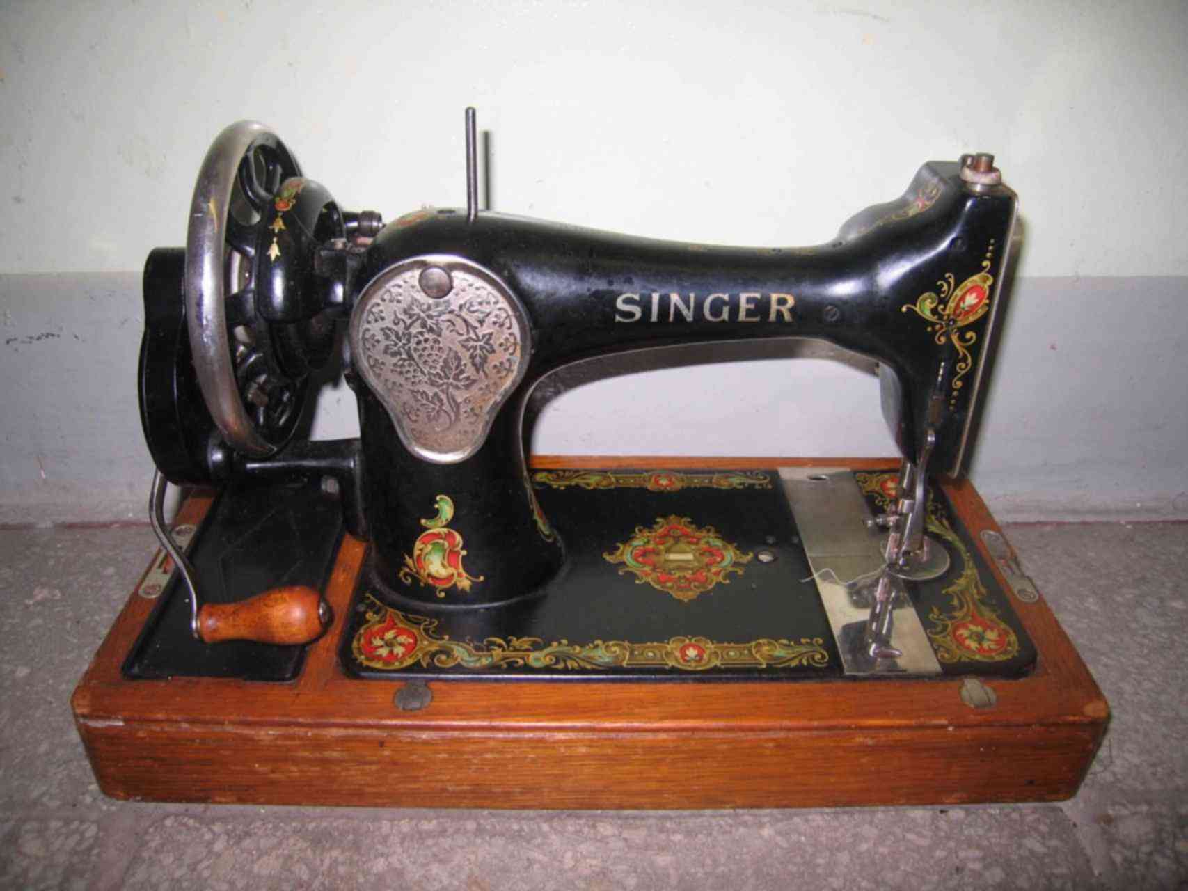 Сколько стоят старинные машинки. Швейная машинка дзинтарс. Старинная швейная машинка. Швейная машинка старинная ручная. Швейная машинка старого образца.
