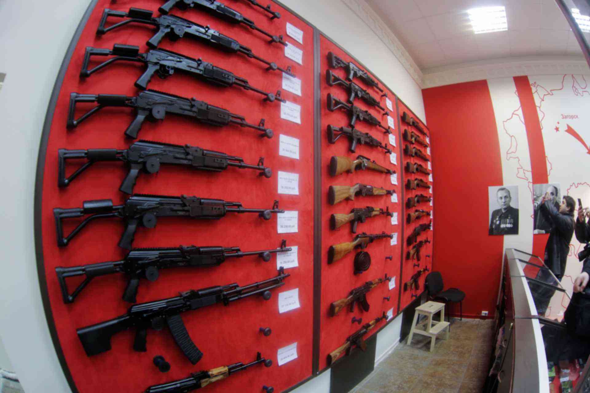 Магазин оружие телефон. Оружейный магазин. Оружейный магазин пистолеты. Охотничий магазин. Оружейный магазин в Москве.