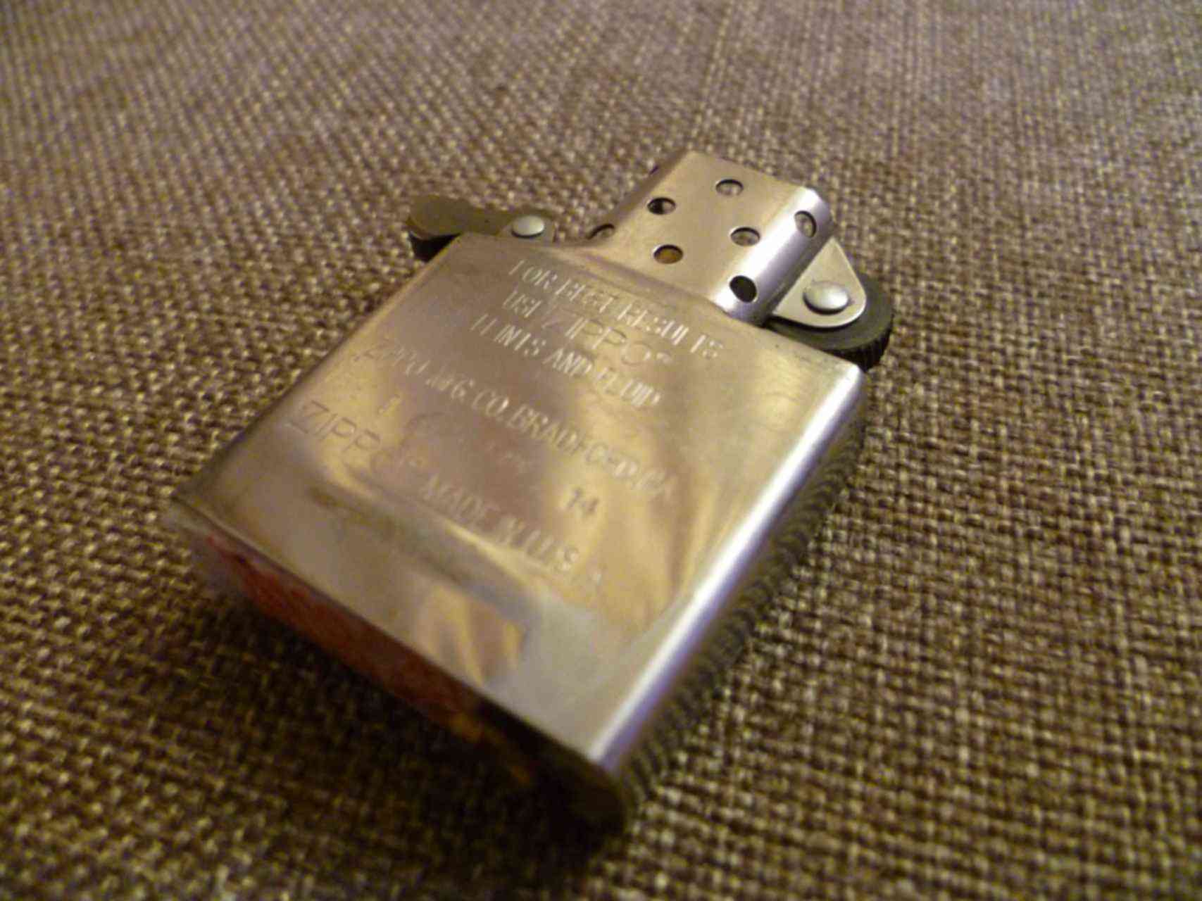 Продам зажигалку. Zippo 362. Zippo вставной блок бензиновый. Бензин для зажигалок Zippo. Бензиновую зажигалку carro.