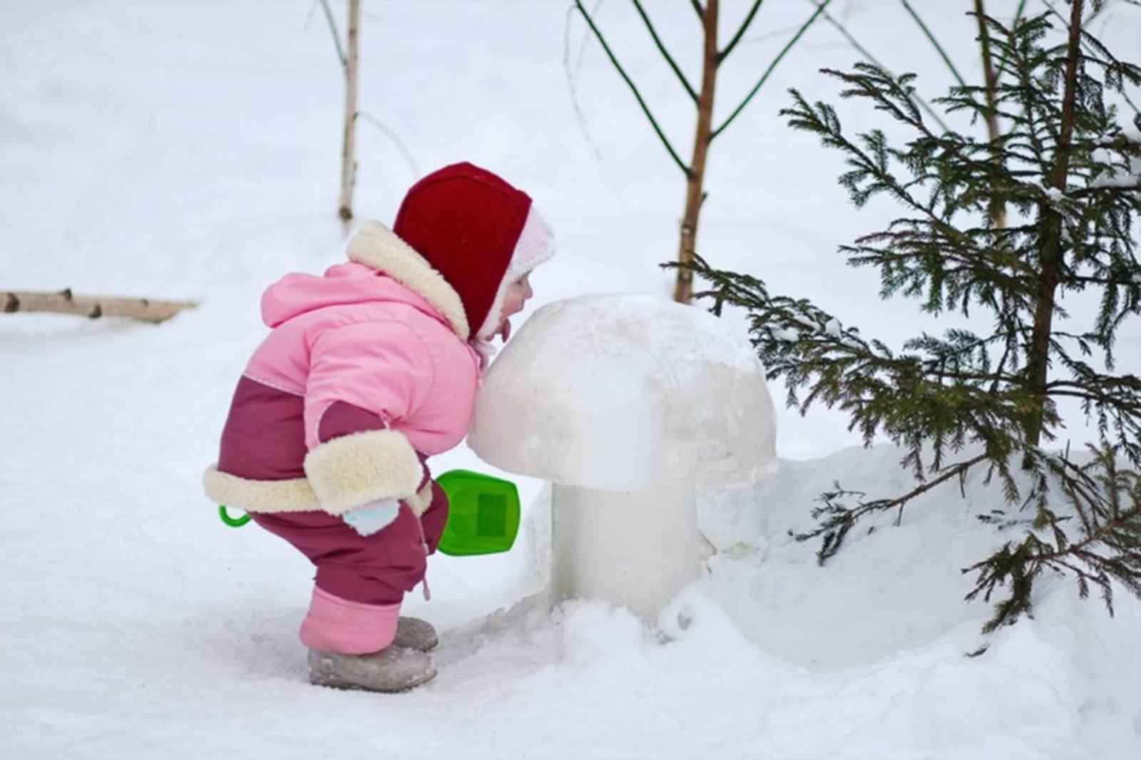 Ребенок ест снег