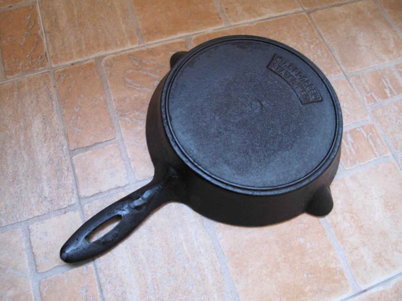 советские чугунные. советские чугунные. советская чугунная сковорода сп3. советская чугуннаясковородка. чугунная сковорода клеймо лтз.