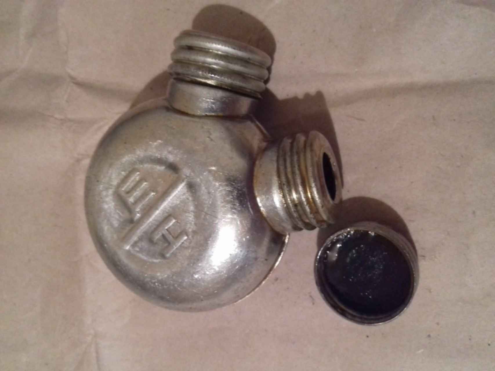 Масленка латунная оружейная. Маслёнка для оружейного масла. Маслёнки худ. Масленка мальцов стекло. Масленка мальцов стекло.