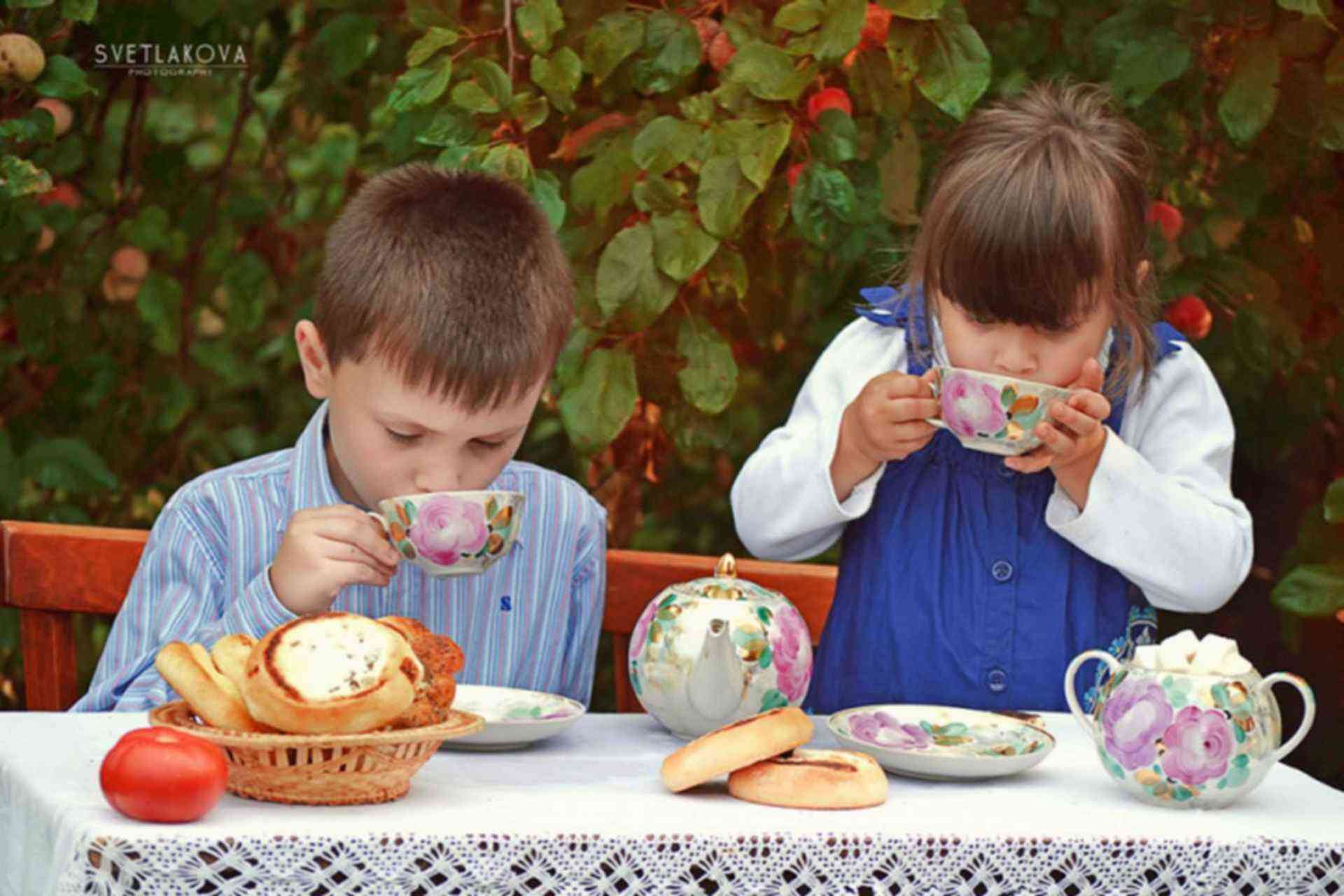 Дети за столом чаепитие