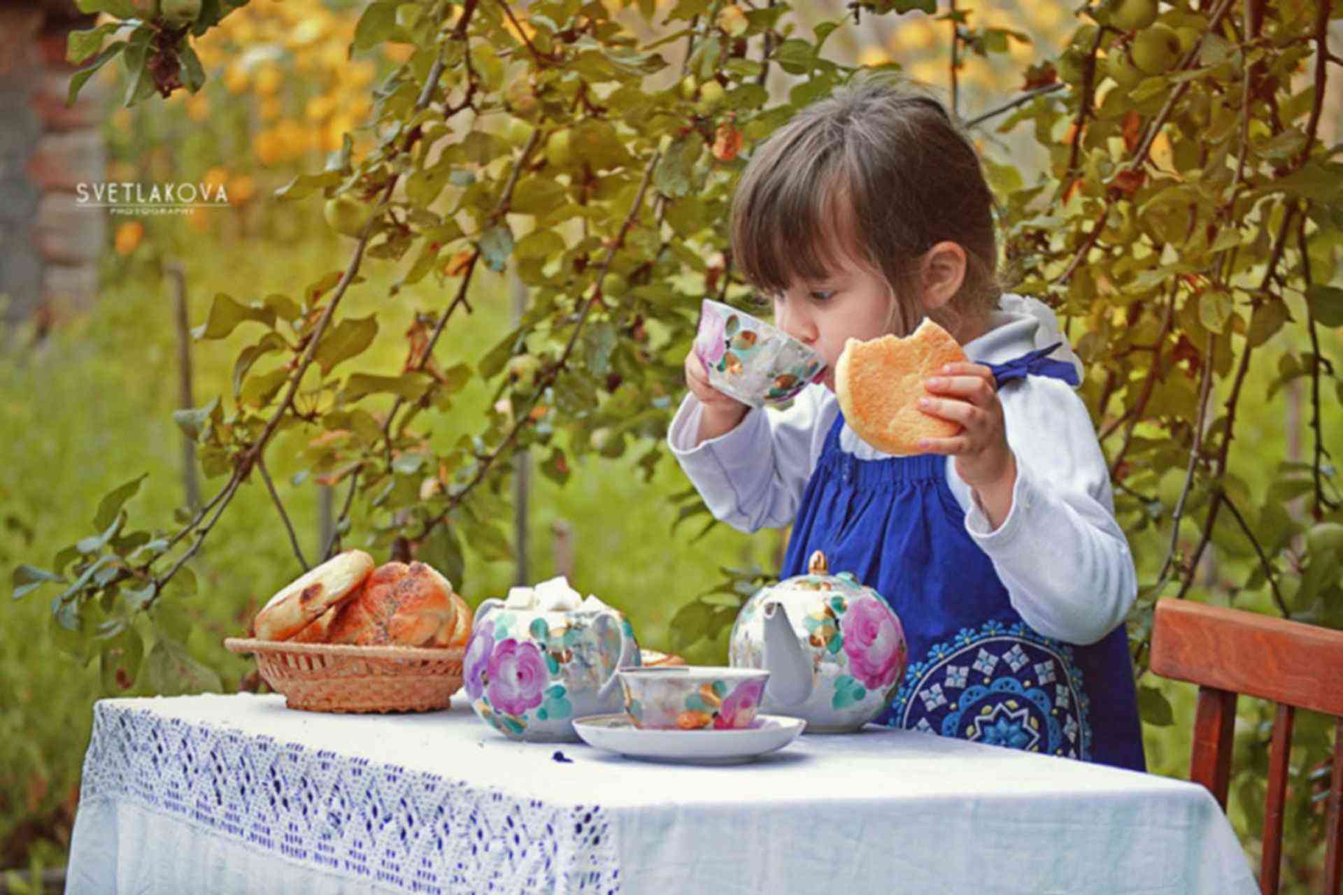 Угощать кого-то во сне пирогами