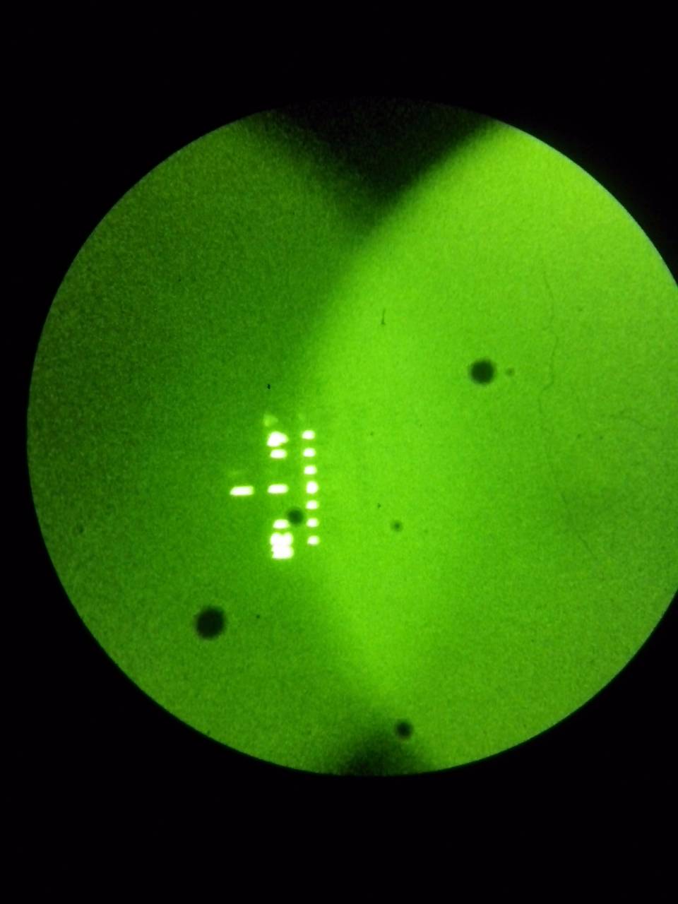 Точка ночной. Пн 57 прибор ночного видения. Черные точки на ПНВ. Темное пятно на прицеле ночного видения. ПНВ красная точка.