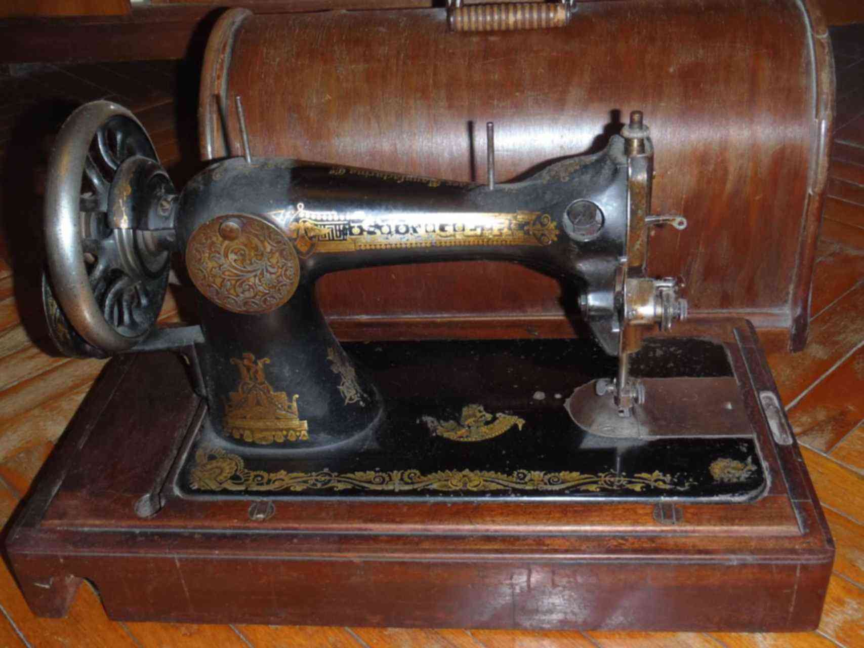 Авито старые швейные машинки. Ручная швейная машинка kohler. Старинная швейная машинка. Швейная машинка старинная ручная. Старинная швейная машинка kohler.
