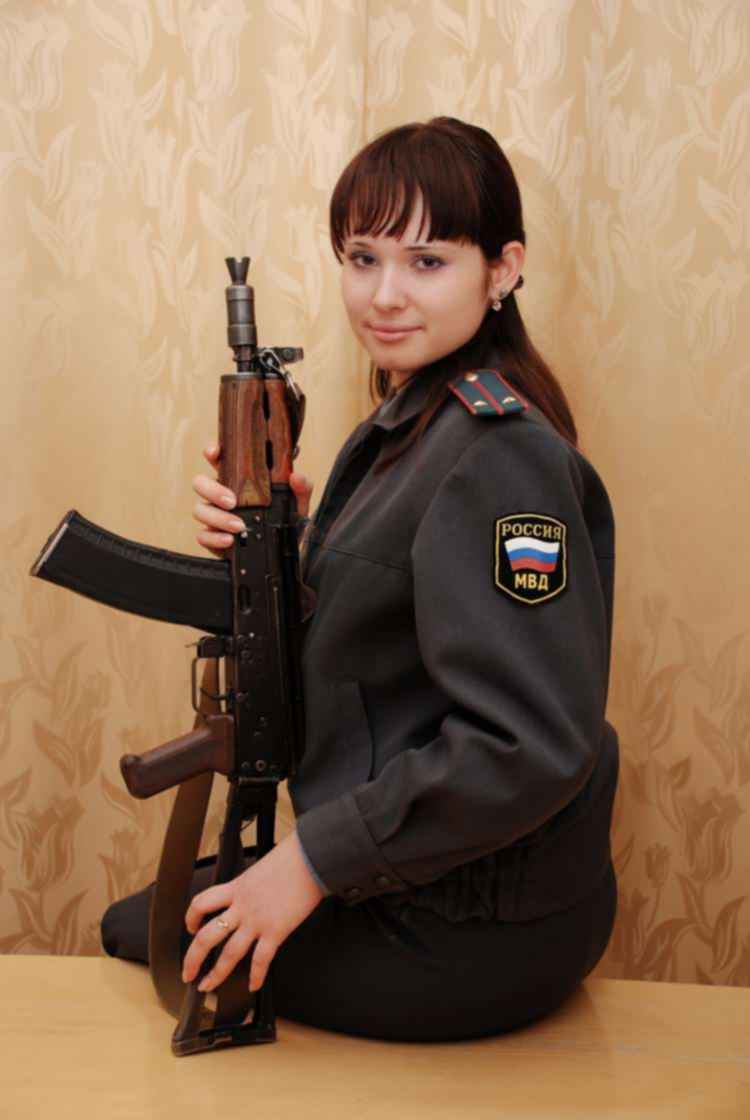 Девка натянула милицейскую фуражку и сняла одежду