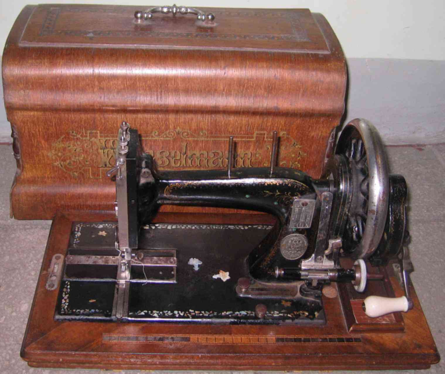Старинная швейная машинка купить. Раритетные Швейные машинки. Старинная швейная машинка. Швейная машинка Старая ручная. Швейная машинка старинная ручная.