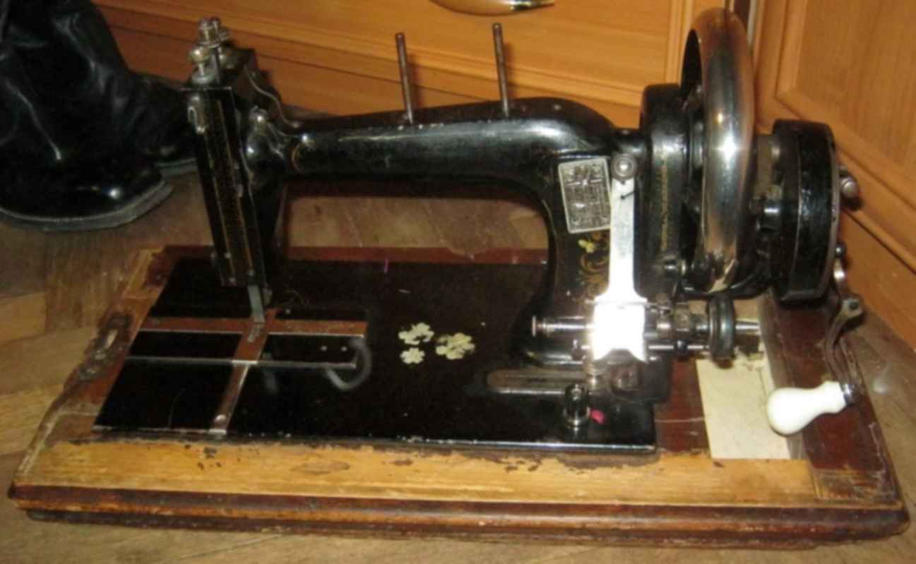 Швейная машина келлер ножная. Швейная машинка зингер 1850. Немецкая швейная машинка зингер. Naumann 65. Швейная машинка (zinger super 2001).