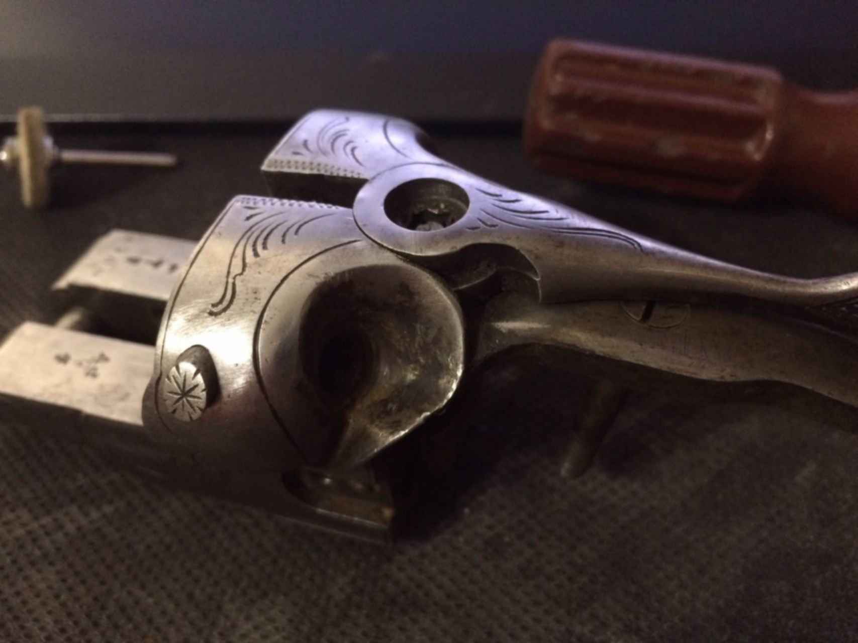 ремонт огнестрельного оружия. кустарное оружие преступного мира. оружейный цех. ремонт огнестрельного оружия. оружейный склад.