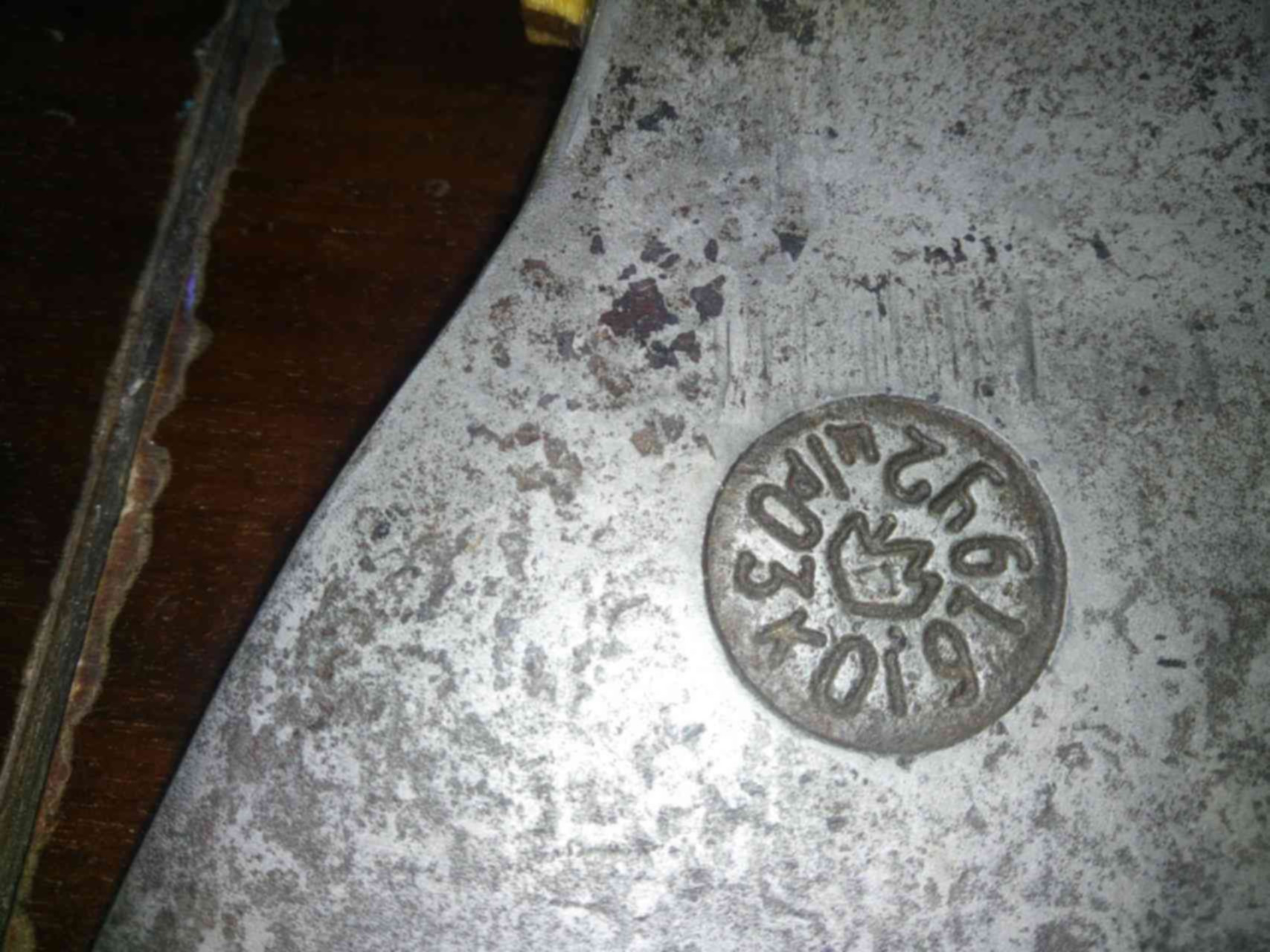 Клеймо топора ижмаш упс сталь 8хф. Клеймо ижсталь. Клеймо на топоре ижсталь у2 расшифровка. Клейма топоров ижсталь у2. Клеймо ижсталь на топорах у2.