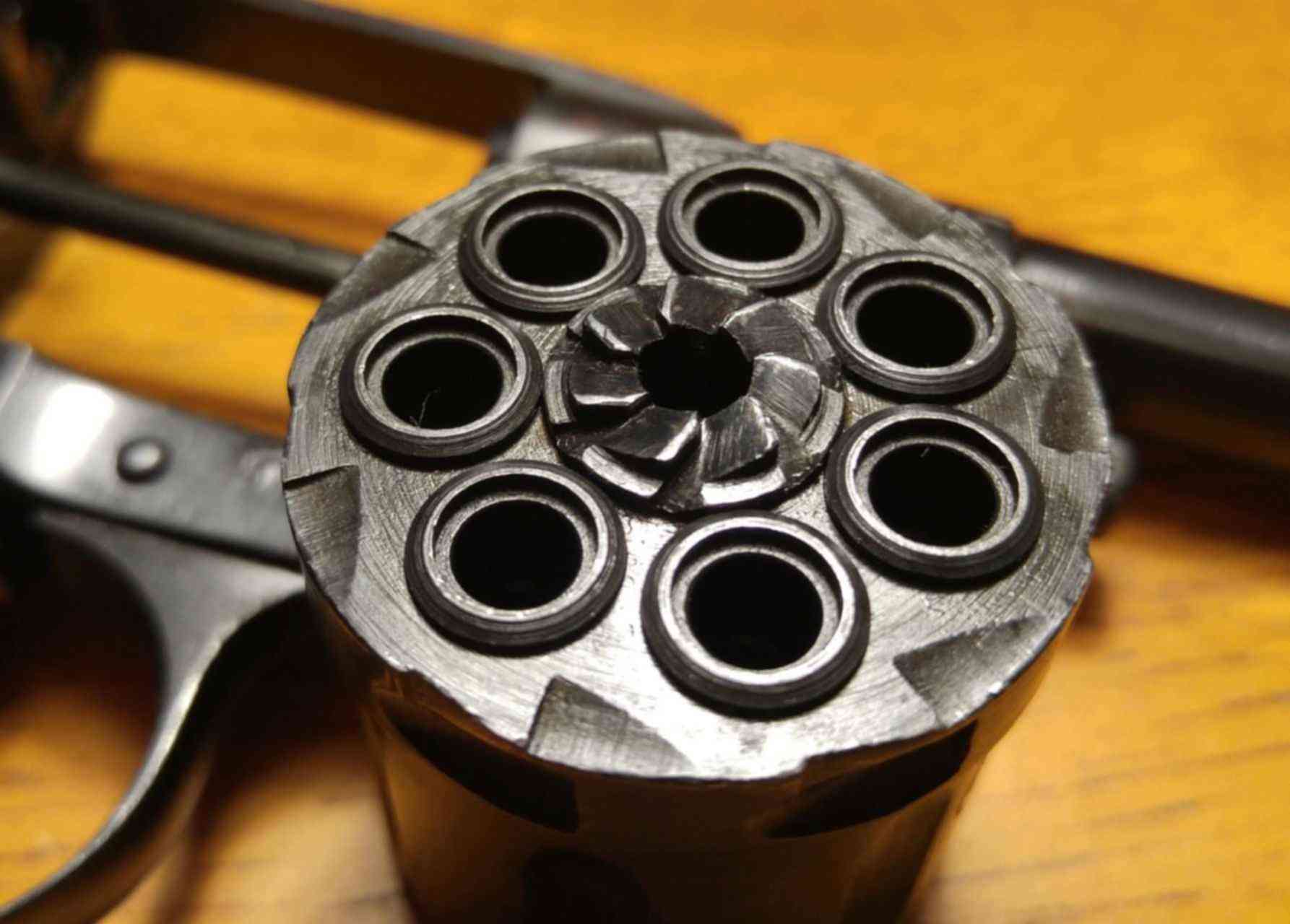 Револьвер р-2 1973. Сигнальный револьвер р2 наган 5. Сигнальный револьвер наган р-2 ижмаш. Наган р 2. Барабан револьвера наган р2.