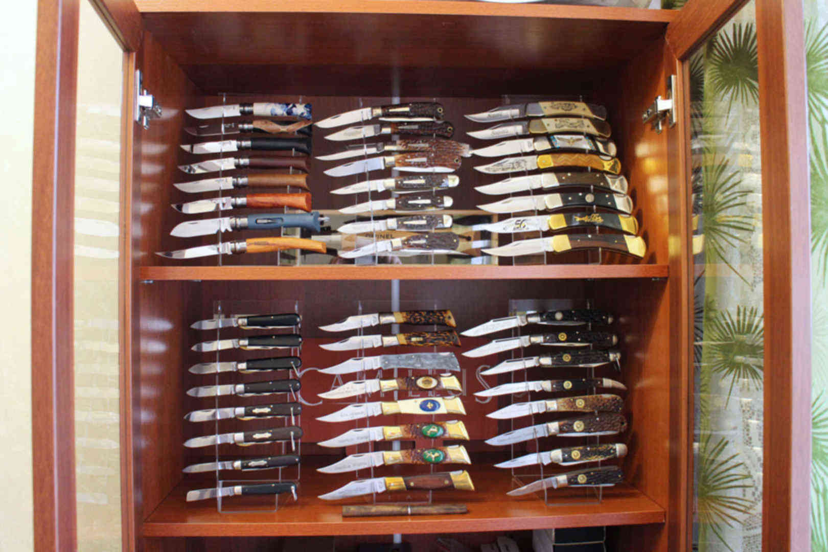 шкафчик для коллекции ножей