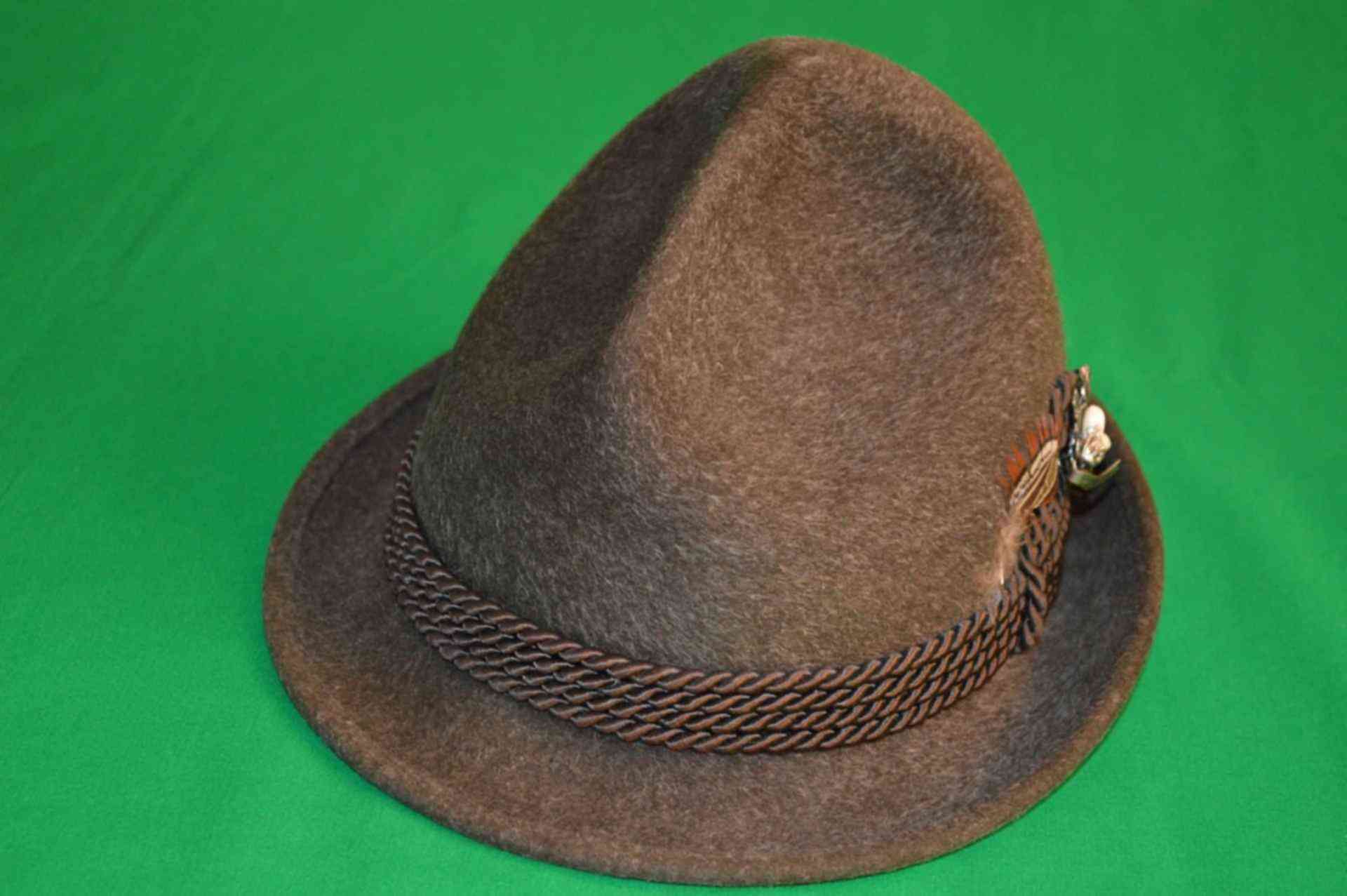 Шляпы продажа. Шляпа Тирольская охотничья. Фетровая шляпа егерьская. Тирольская шляпа мужская. Фетровая шляпа мужская охотничья.