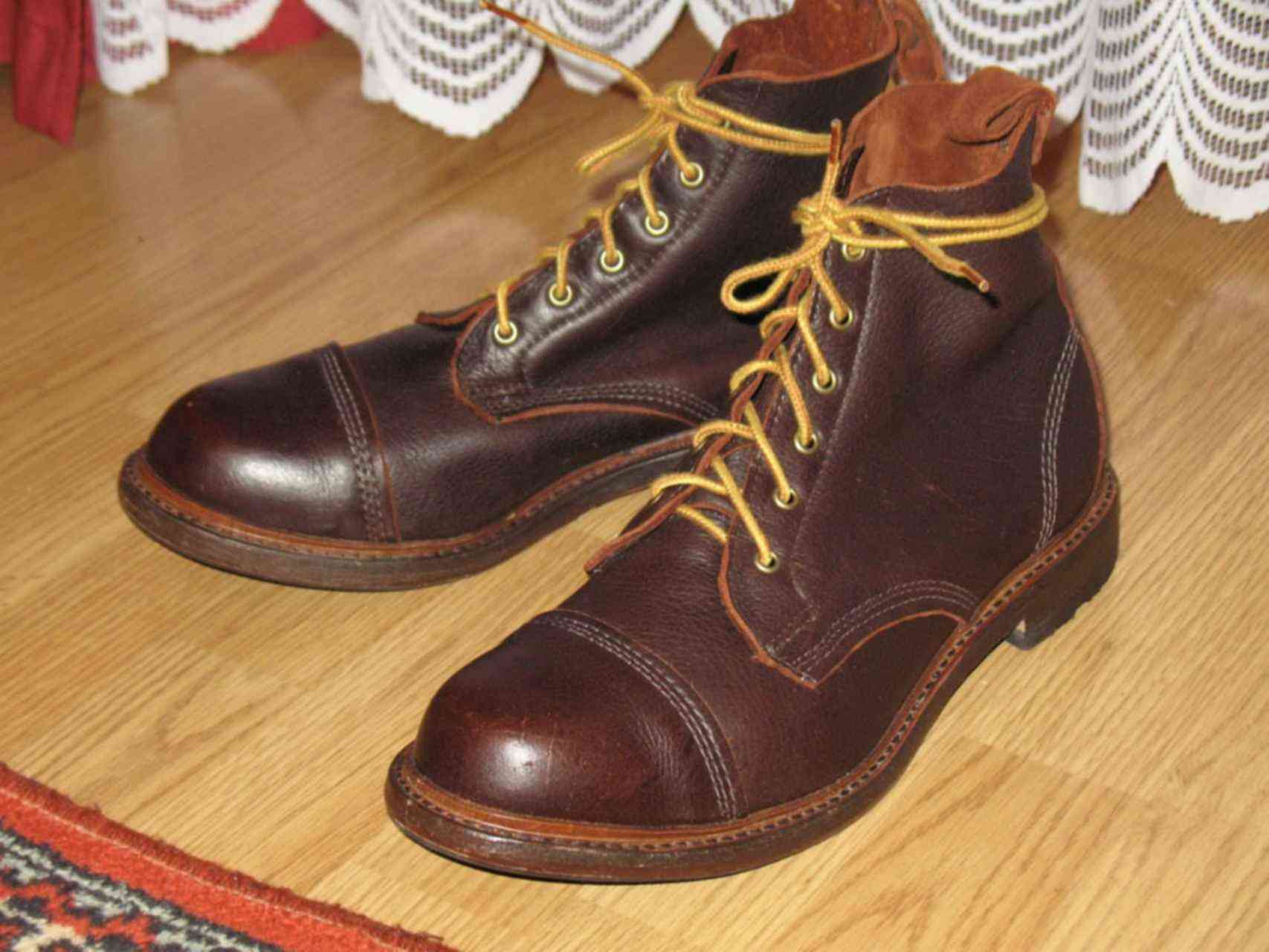 Б у обувь мужская. Ботинки Allen Edmonds. Allen Edmonds кроссовки. Американские лендлизовские ботинки. Американские ботинки мужские.