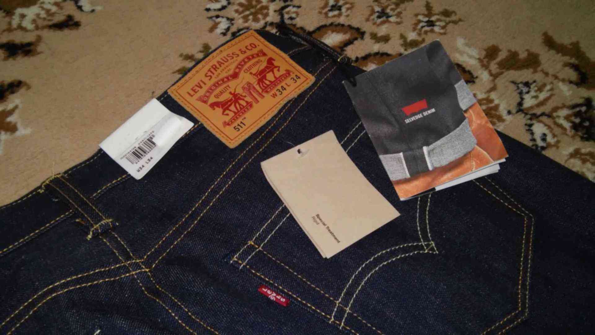 Джинсы уфа. Levis 511 Slim с биркой. Бирки левайс штаны. Бирка левайс на джинсах. Джинсы Левис 511 слим с чёрной биркой.