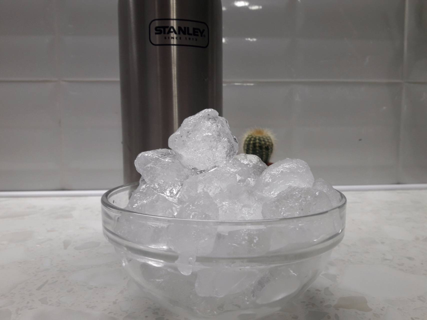 В термос с большим количеством льда. Термос для льда. Опыты со льдом. Баня со льдом в химии. Баня на льду.