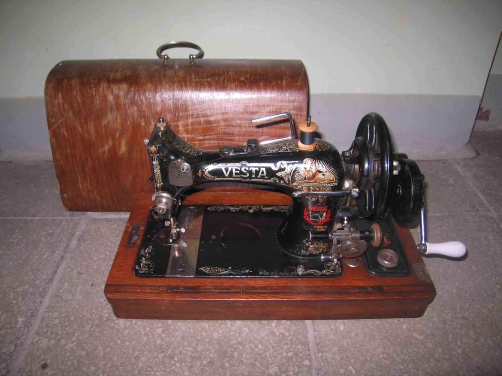 Старинная швейная машинка купить. Старинная швейная машинка. Швейная машинка старинная ручная. Старинные детские Швейные машинки. Швейная машинка немецкая Старая.