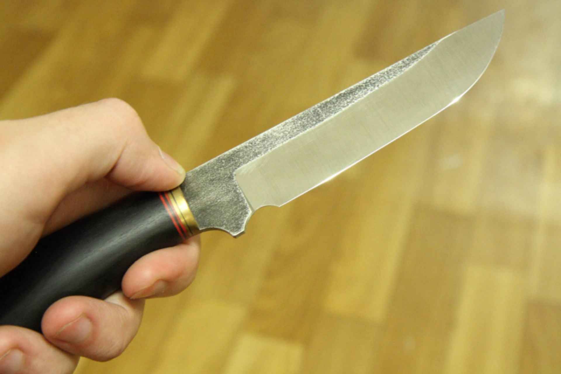 Заточка острые. Заточка охотничьих ножей. Заточка ножей охотничьих профессиональная. Заточенный нож. Заточенный охотничий нож.