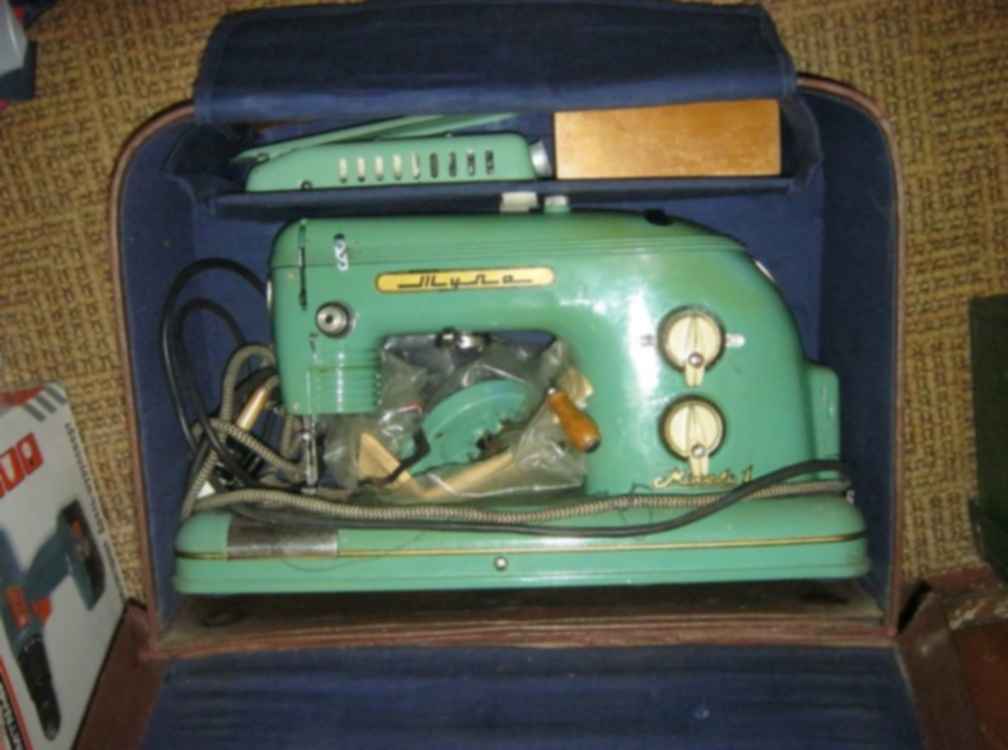 Швейная машинка Ржев 1962. Машинка Тула 1961 электрическая. Электрическая швейная машинка Тула 1961 года. Машинка швейная Тула 1961. Швейная машинка ржев