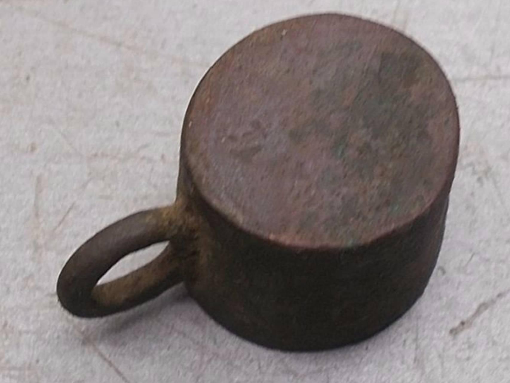 Как назывался специальный сосуд для пороха. Мерник для пороха. Мерка для пороха 1900г. Латунная мерка для пороха. Как назывался специальный сосуд для пороха.