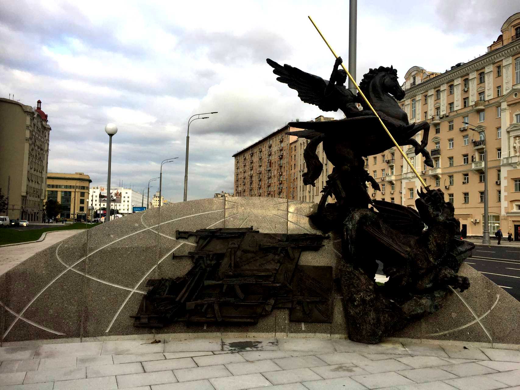 Памятник возле. Памятник Калашникова в Москве. Калашников памятник в Москве. Калашников Михаил Тимофеевич памятник в Москве. Скульптура Калашникова в Москве.