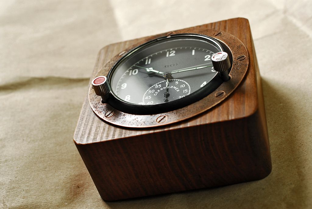 Часы в деревянном корпусе