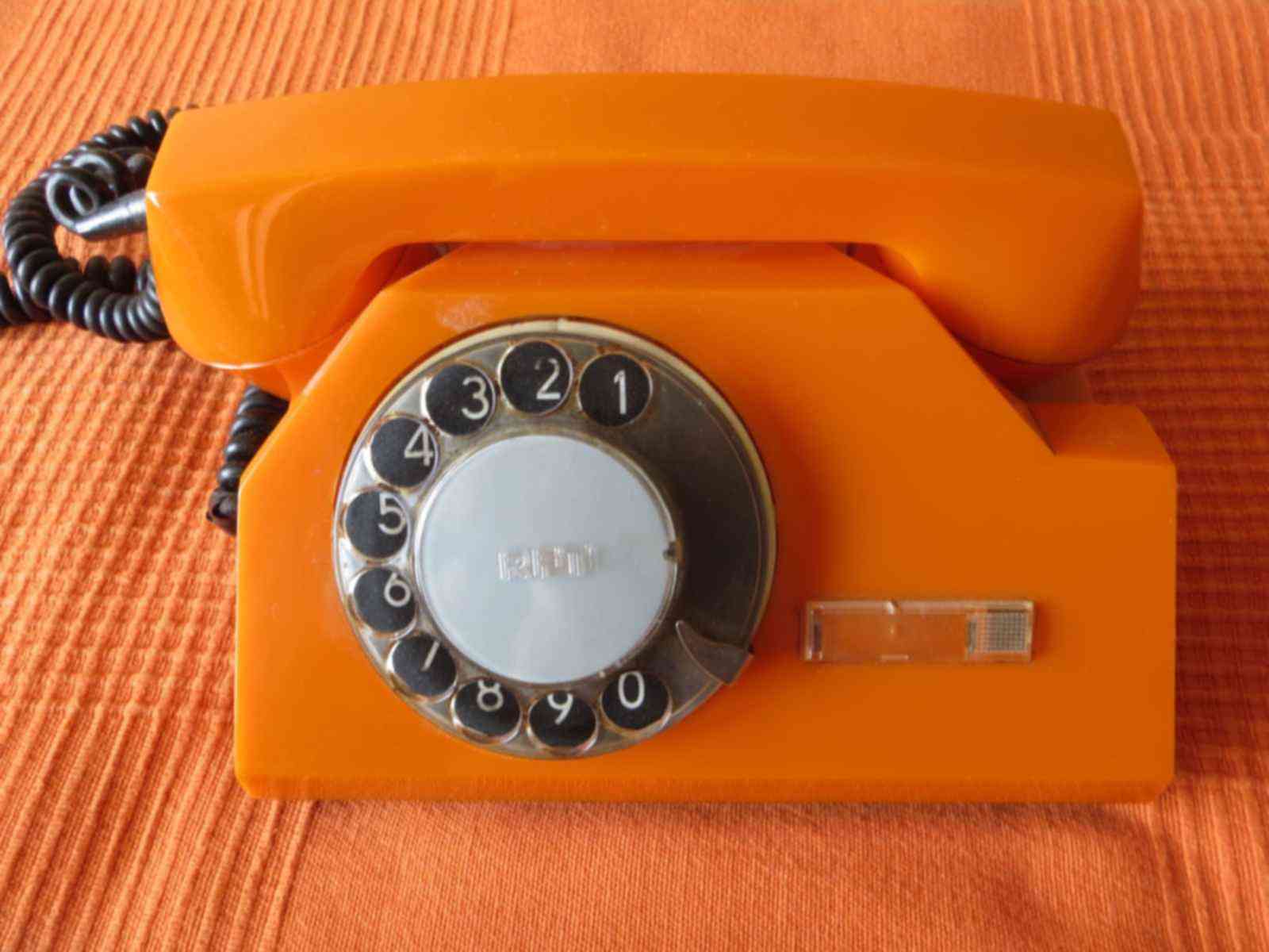 Ростелеком советский телефон. Телефонный аппарат. Советский телефонный аппарат. Телефонный аппарат в 90 годах. Телефонный аппарат 80 годов.