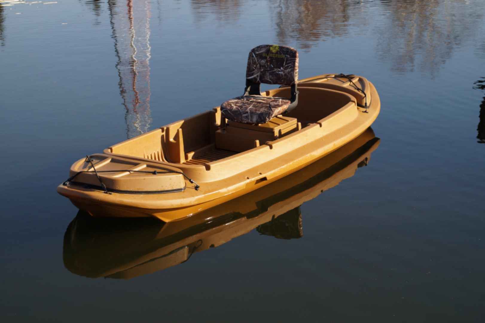 Легкая лодка для рыбалки. Лодка для охоты. Пластиковая лодка для охоты. Лодка пластиковая непотопляемая. Катер для охоты и рыбалки.
