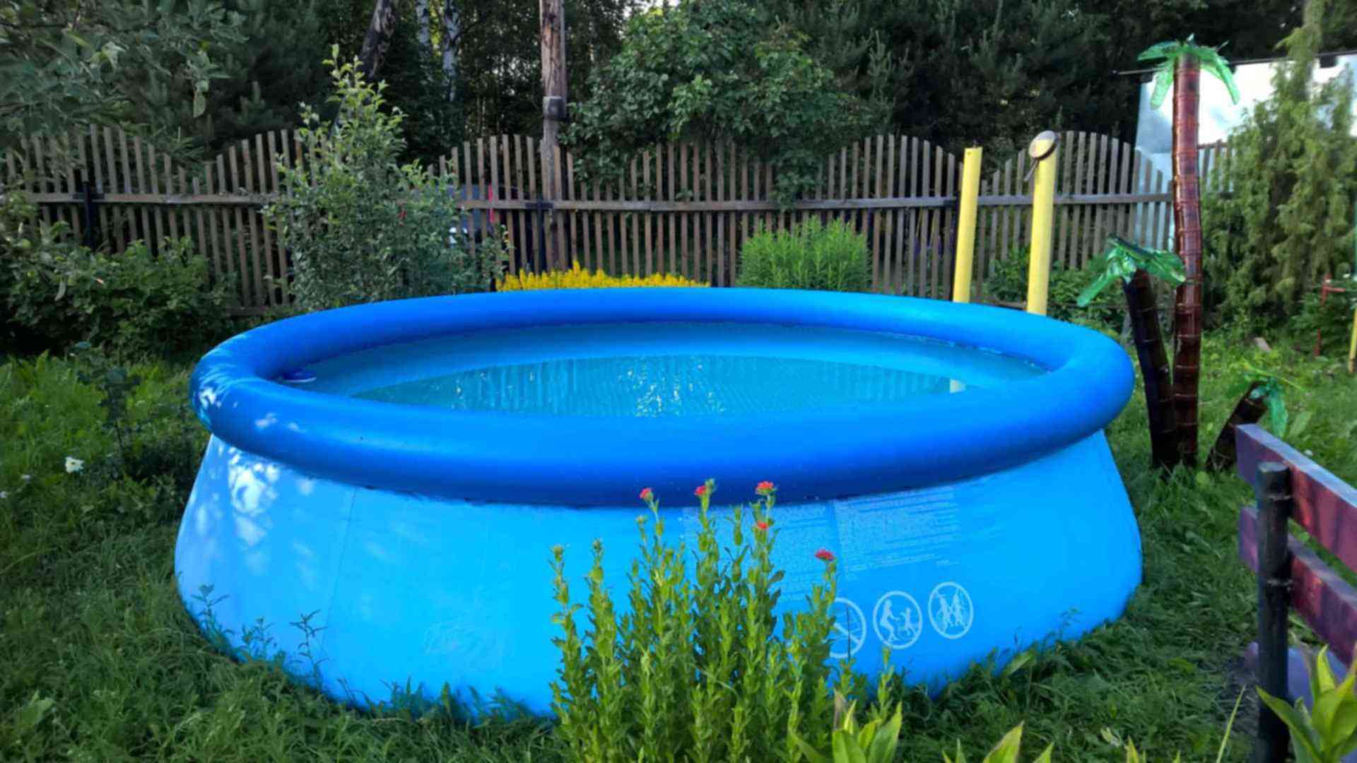 Надувной бассейн на песок. Надувные бассейны на 800-900 л. Надувной бассейн для дачи. Возле зеленого сарайчика стоял микин надувной бассейн. Бассейн azuro 401dl.