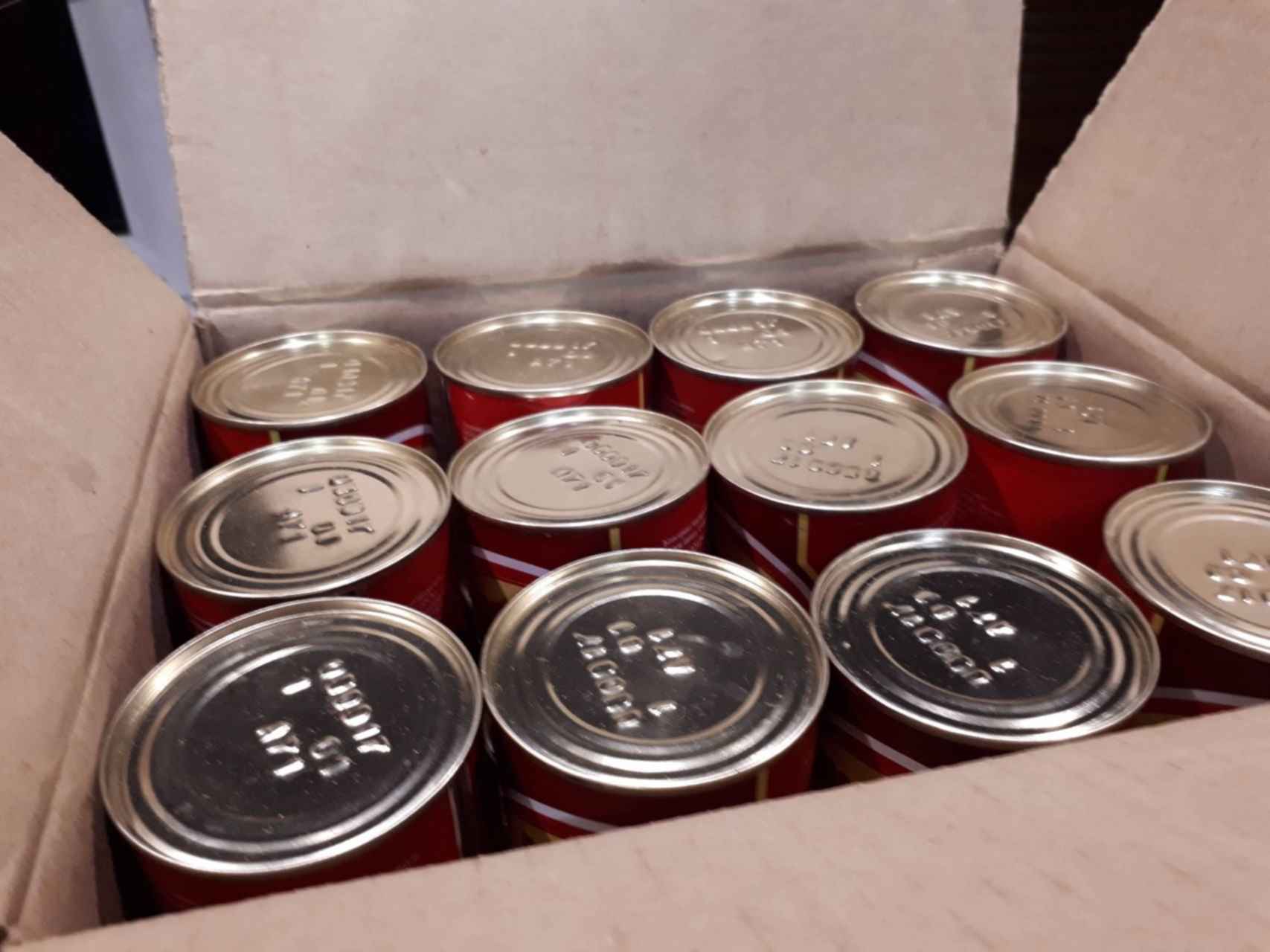 Тушёнка бийского мясокомбината. Ящик с консервами. Ящик с консервами. Три одинаковых ящика мясных консервов весят 21. Склад консерв.