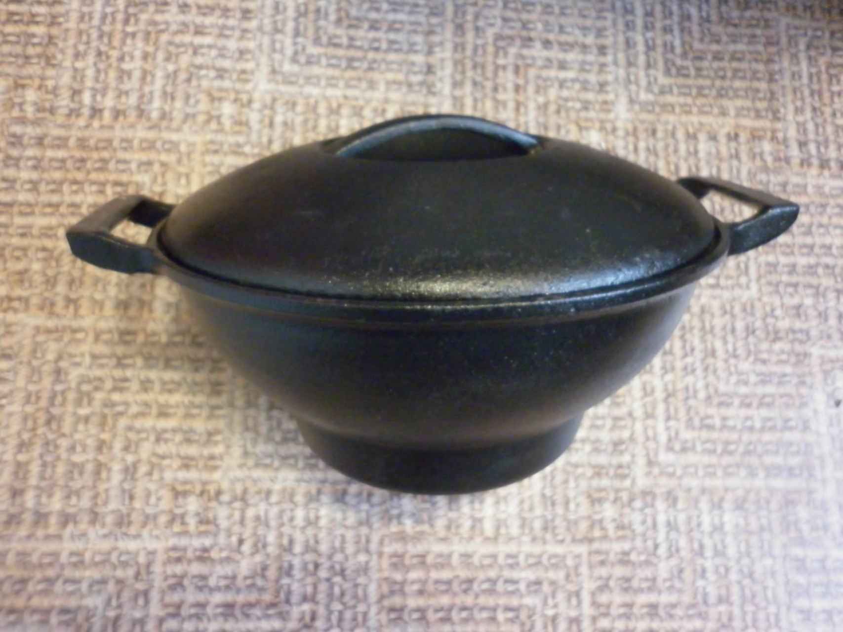 Медные сковородки старые. Жаровня чугунная советская. Старинная чугунная сковорода luxs 1879. Продать чугунную. Глушитель из ковкого чугуна\.