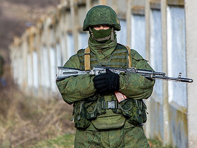 Фото военного человека в форме в маске