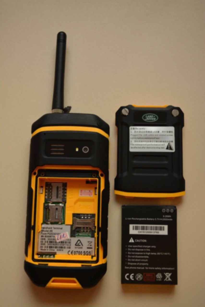 Защита смартфона ip53. Land-Rover-Handheld-x6. Телефон Land Rover Handheld. Телефон ip68 кнопочный с радиостанцией. Ленд Ровер телефон с рацией.