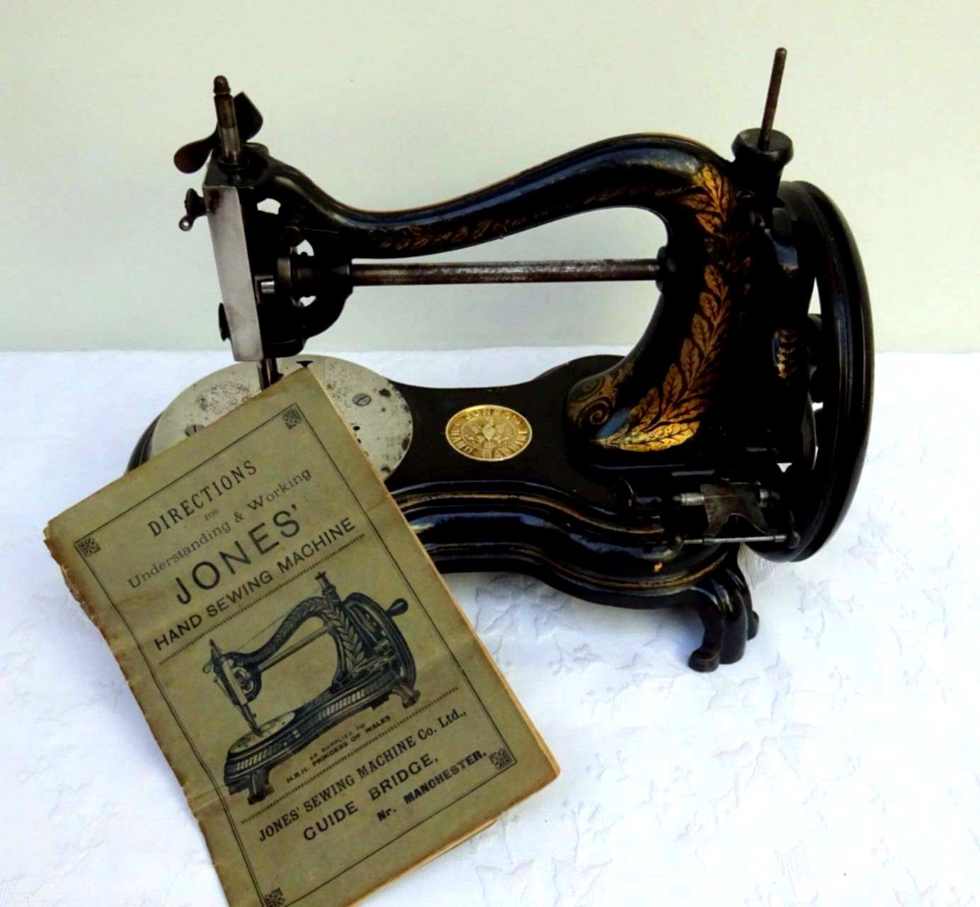 Старинная швейная машинка купить. Schutz Marke швейная машинка. Старинная ручная швейная машинка Орион-150. Швейная машинка Кайзер 1892. Ручная швейная машинка Кайзер.