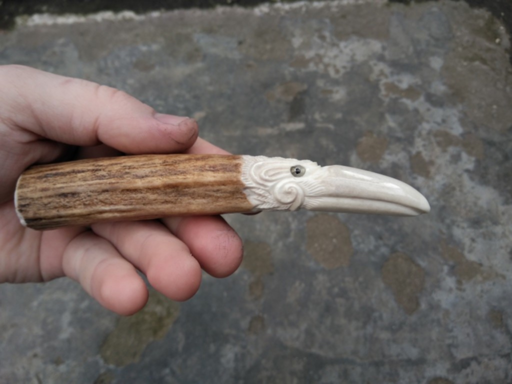 Нож с ручкой из рога. Охотничий нож с рукояткой из рога лося. Ручка ножа из рога лося. Нож с рукоятью из оленьего рога. Резная рукоять ножа.