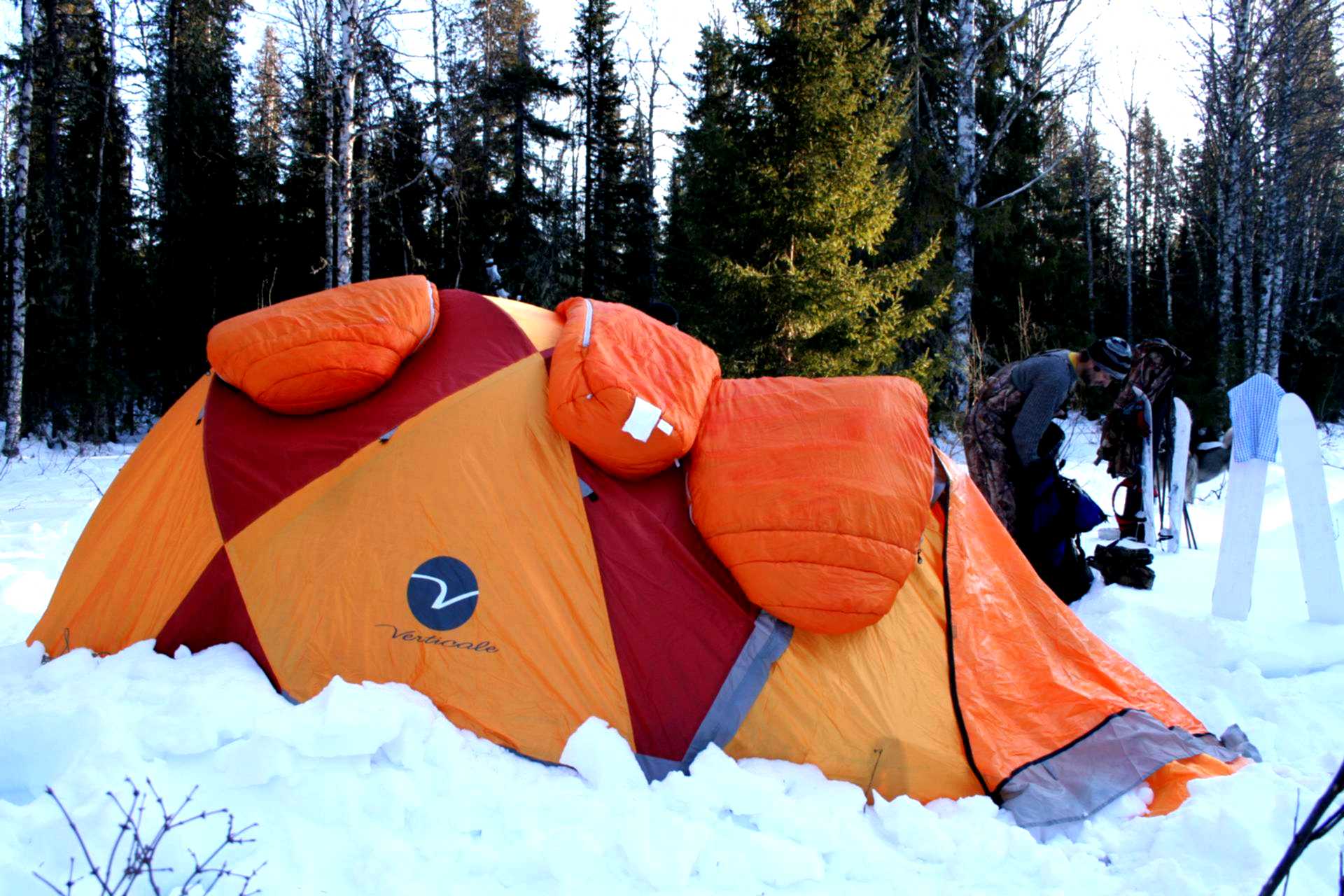 Производитель зимних палаток. Зимняя палатка. Зимняя палатка для ночевки. Палатка в зимнем лесу. Зимняя палатка для ночевки в лесу.