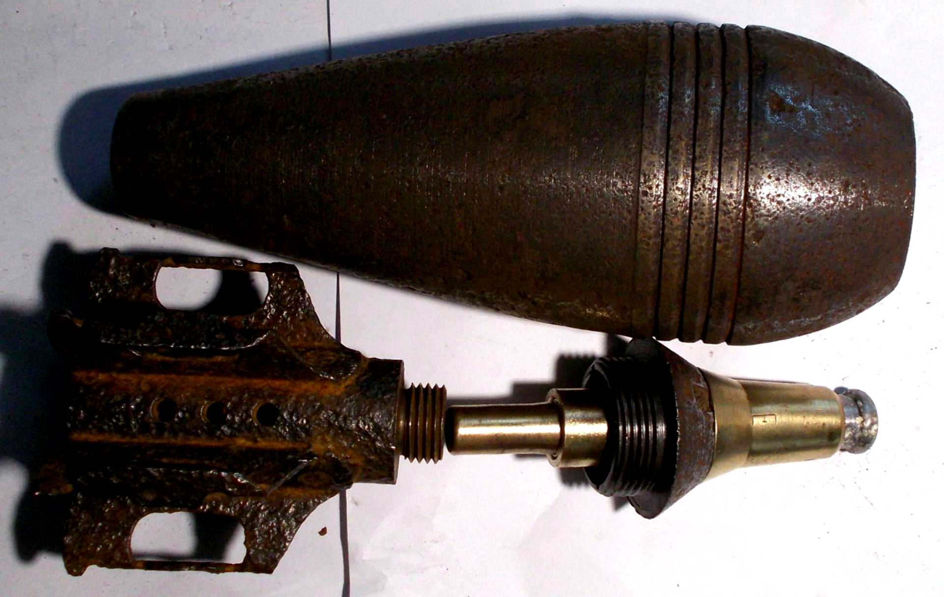 мина 81 мм мерлин. 81 мм минометная мина италия. итальянская минометная мина 81 мм. мина 81 мм мерлин. немецкая прыгающая мина 81 мм.