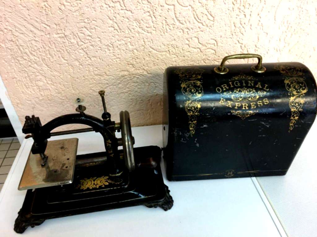 Антикварные старинные примитивные Швейные машинки. Клейма старинных швейных машинок. Антикварные старинные примитивные Швейные машинки 1869. Старинная швейная машина футляр стекло. Авито старые швейные машинки
