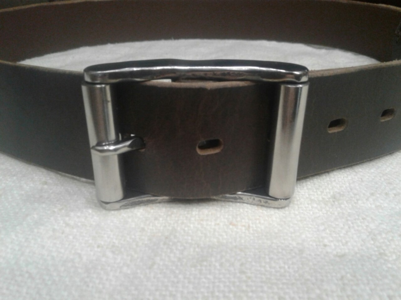 Как снять пряжку с ремня. Как снять пряжку с ремня. Укоротить кожаный ремень. Пряжка застежка для ремня автоматическая. Укоротить ремень для брюк.