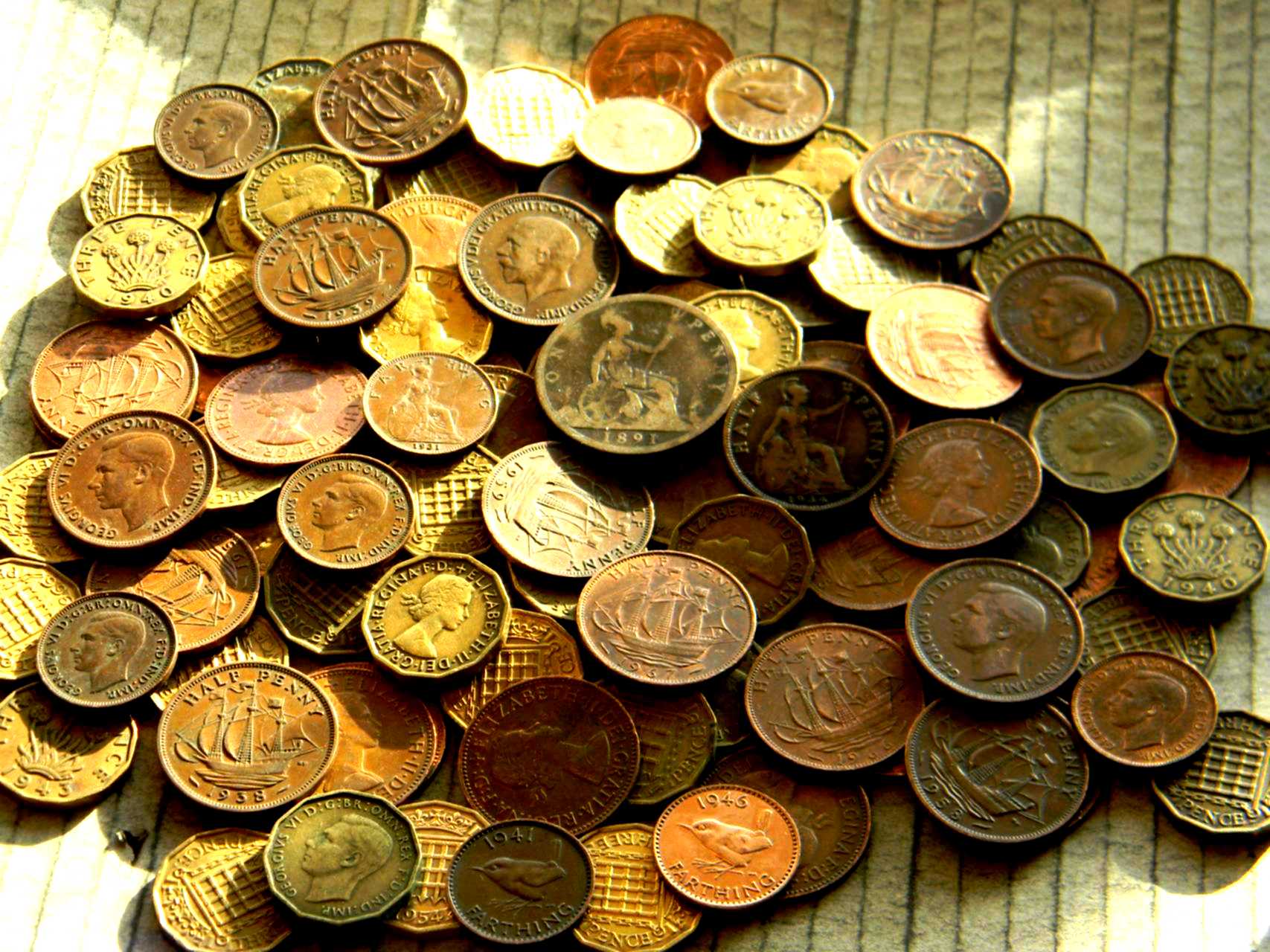 Купить много монет. Старинные монеты. Антикварные монеты. Древние монеты. Старые монеты Великобритании.
