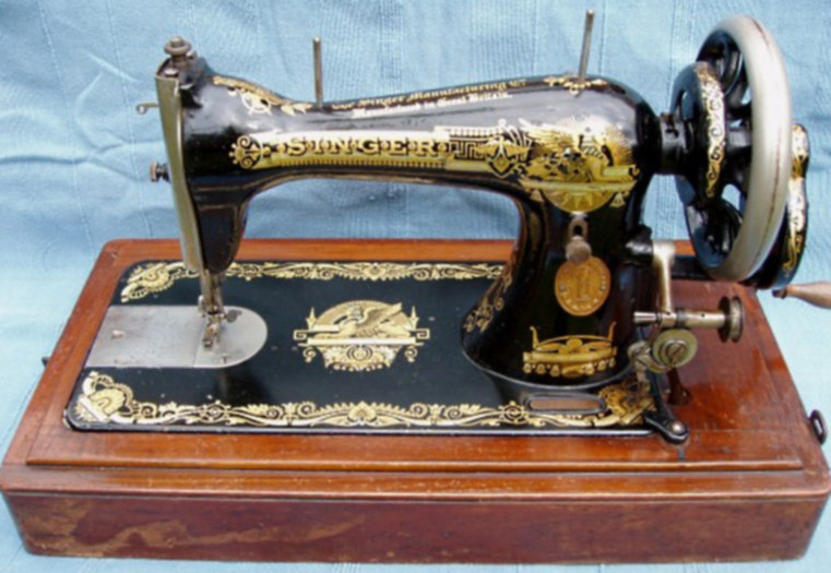 Ручная машинка старинная. Зингер швейная машинка 1902н. Ручная швейная машинка (Zinger super 2001). Швейная машинка Зингера 1841. Швейная машинка Зингер s010l.