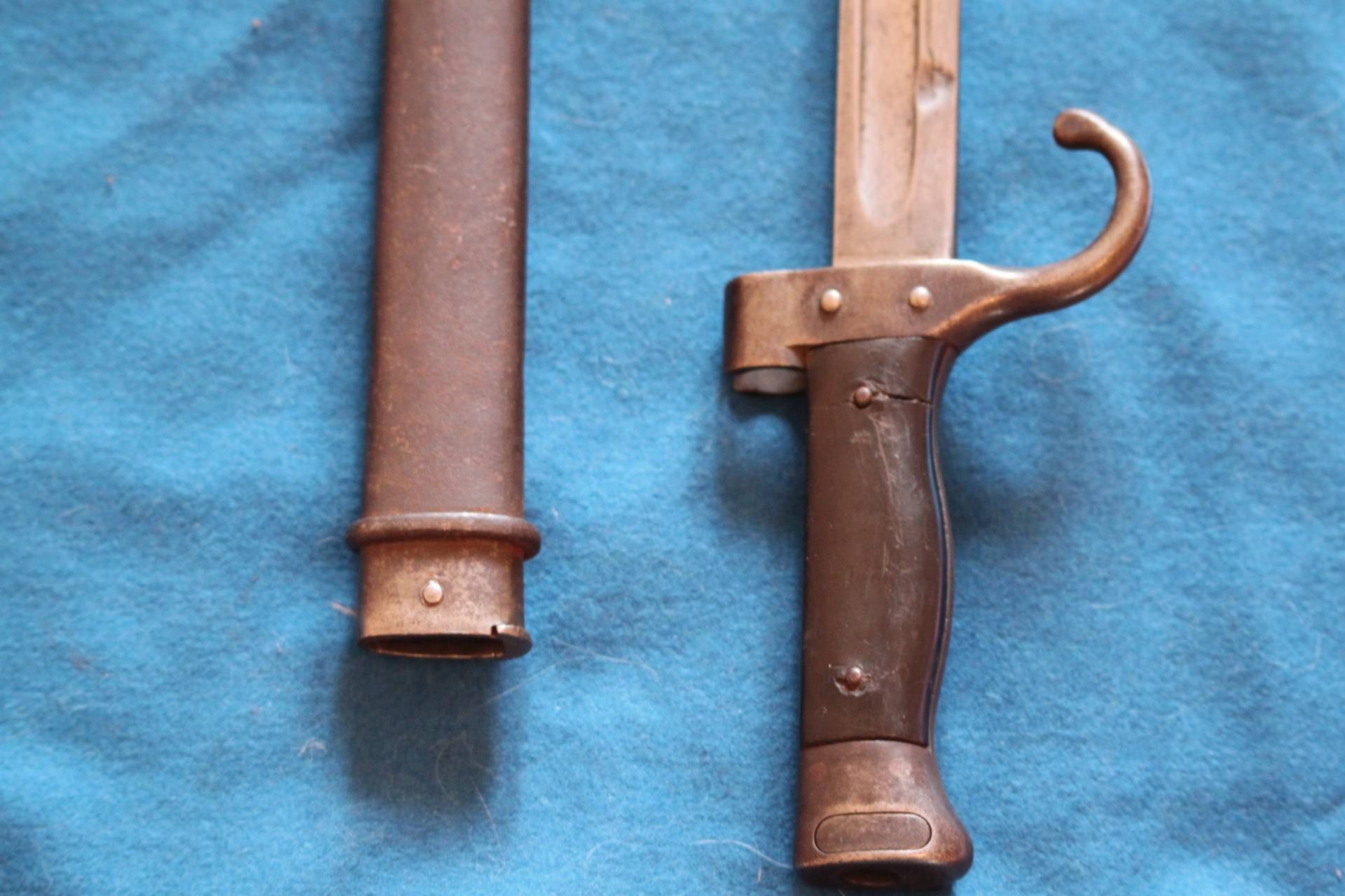 Оружие штык нож. Манлихер Бертье штык. Штык Berthier m 1892. Штык Манлихер 1892. Штык Маузер ПМВ.