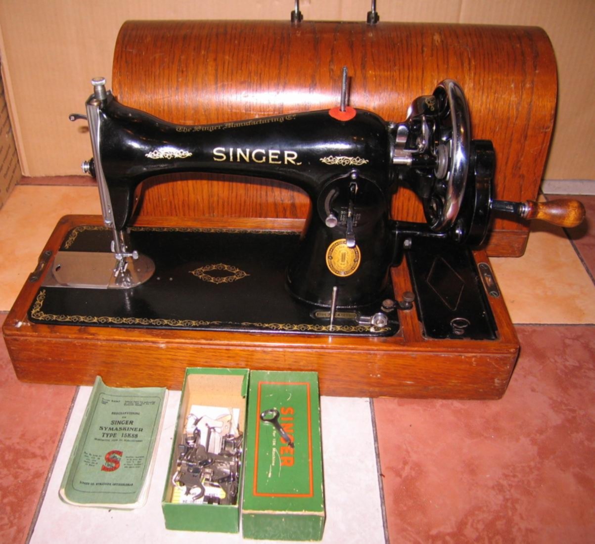 Старинная швейная машинка купить. Зингер машинка 1895г. Зингер 15 88. Машинка Зингер 1895 года. Зингер 15s88 швейная машинка.
