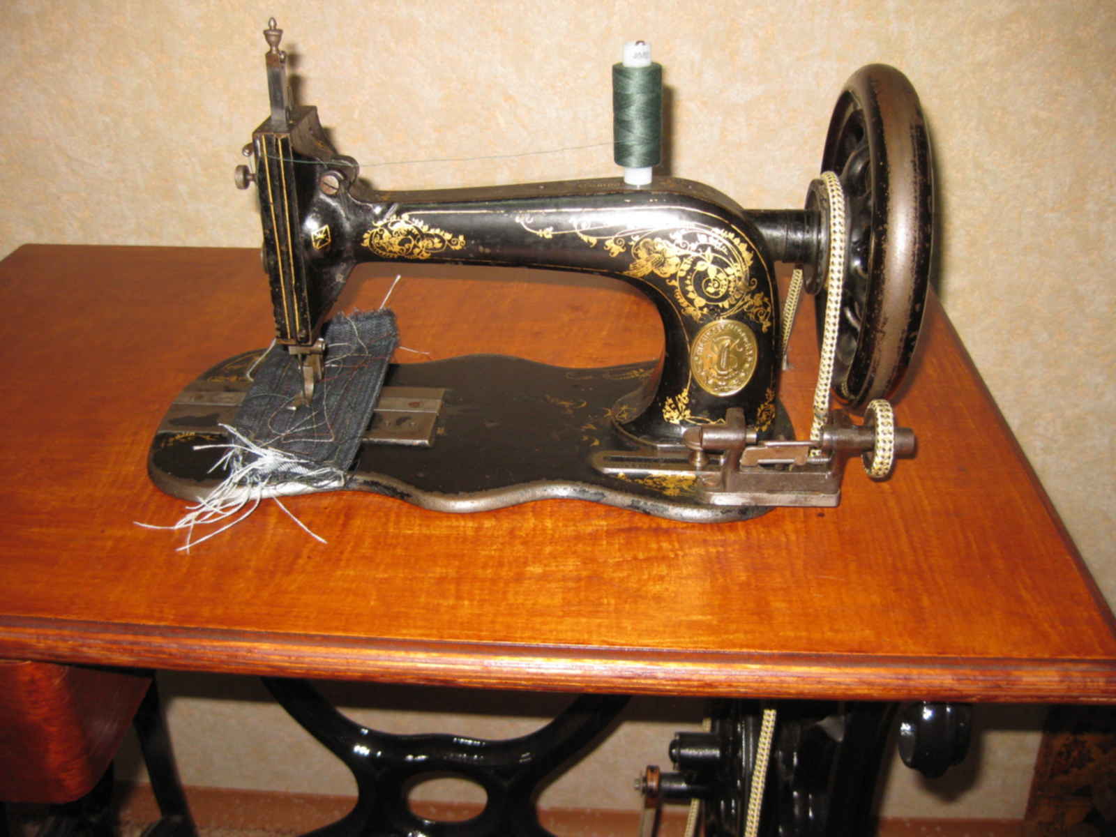 Швейные машины старого образца. Швейная машинка дзинтарс. Швейная машинка Saalfeld Германия. Старинная швейная машинка Фишер Росман. Раритетные Швейные машинки.