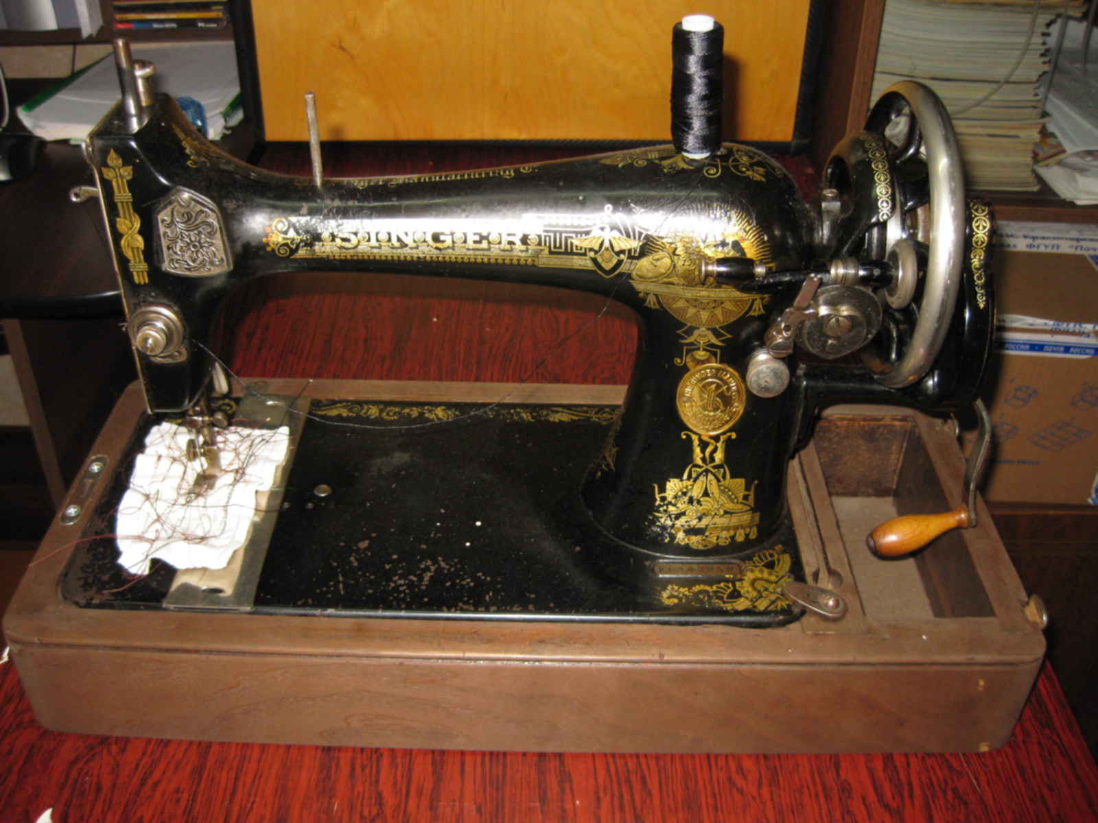 Купить старинную машинку. Швейная машинка Зингер 1904 года. Старинная швейная машинка. Старинные Антикварные Швейные машины. Древняя швейная машинка.