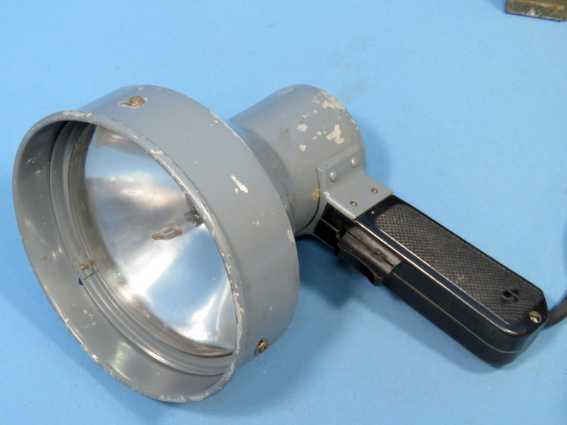 Прожектор сигнальный судовой вов. Морской сигнальный прожектор мсп-45к. Старый прожектор. Морской сигнальный прожектор мсп-45к. Сигнальные прожекторы.