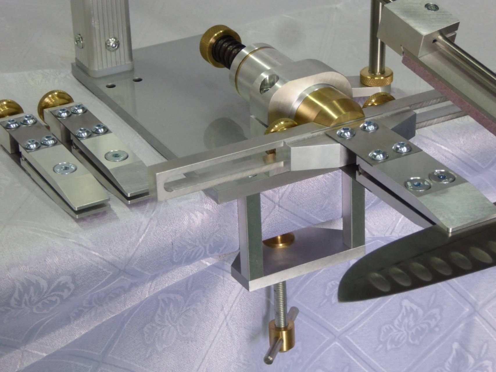 угол заточки поворотного ножа для кожи. поворотный фиксатор для заточки ножей. точилка для ножей с регулируемым углом заточки типа профиль. самодельная точилка для ножей с поворотным механизмом. заточка поворотного ножа.