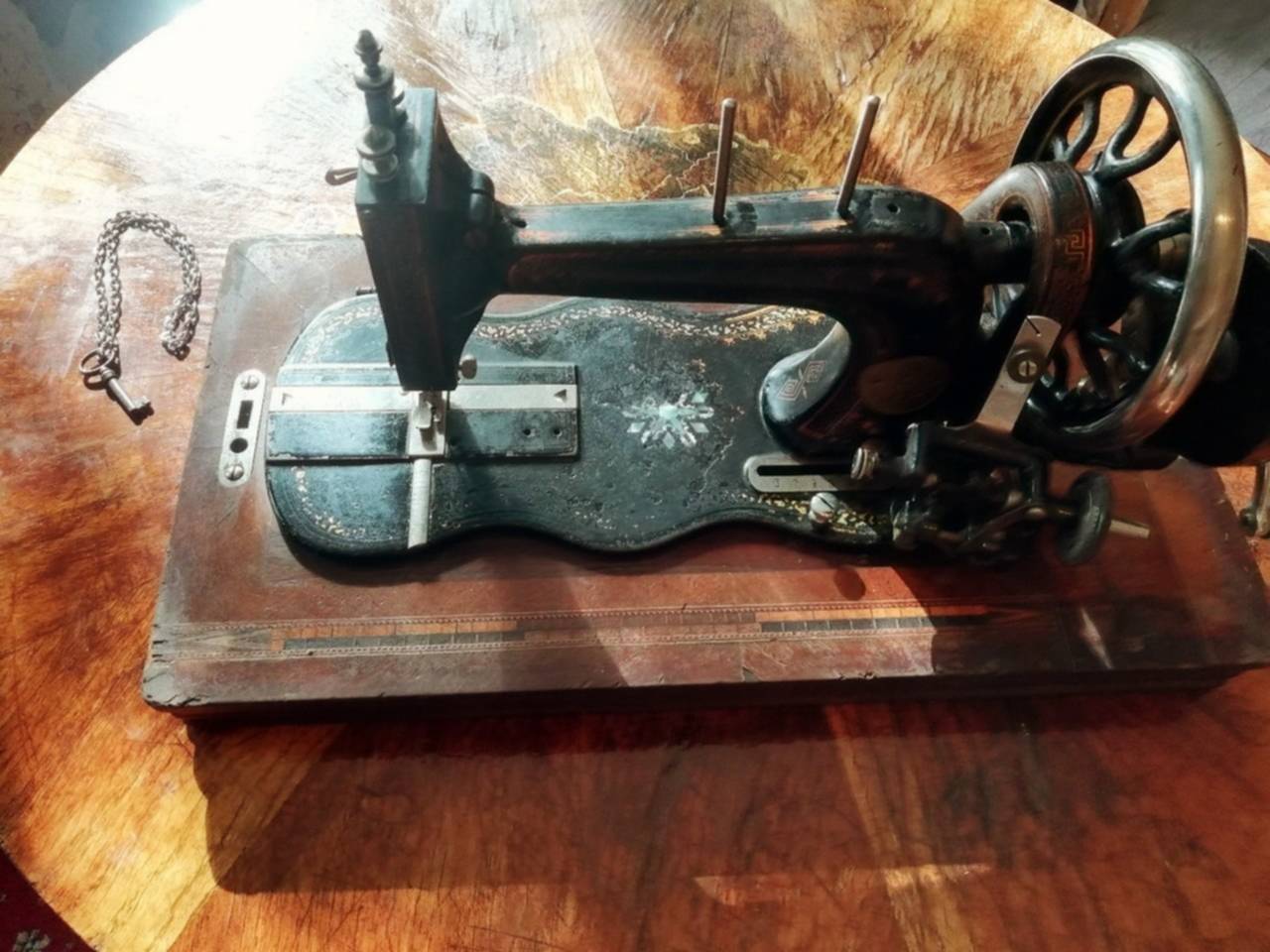 Купить старинную машинку. Швейная машинка Вестфалия. Швейная машина kohler антиквариат. Швейная машинка Вестфалия 1915 года. Швейная машинка Westfalia.